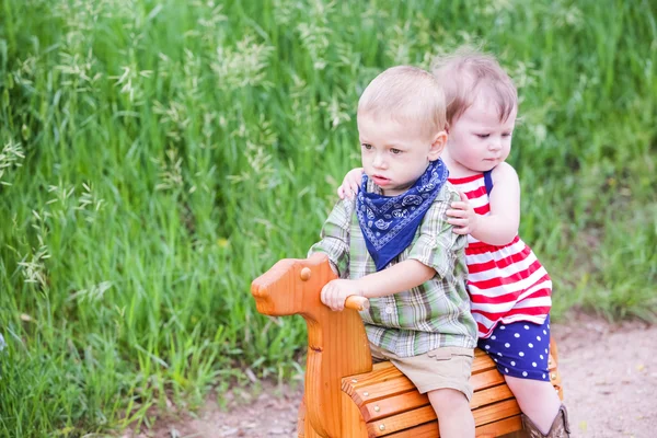 เด็กเล็กที่น่ารักสองคนในสวนสาธารณะ — ภาพถ่ายสต็อก