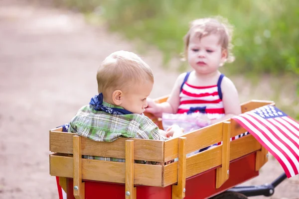 Two cute toddlers in the park — Stock Photo, Image