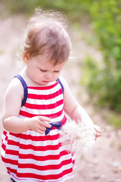 Cute little girl Toddler in park — Stock Photo, Image