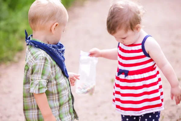 Mignons petits tout-petits dans le parc — Photo