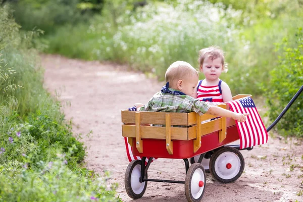 Dos niños lindos en el parque — Foto de Stock