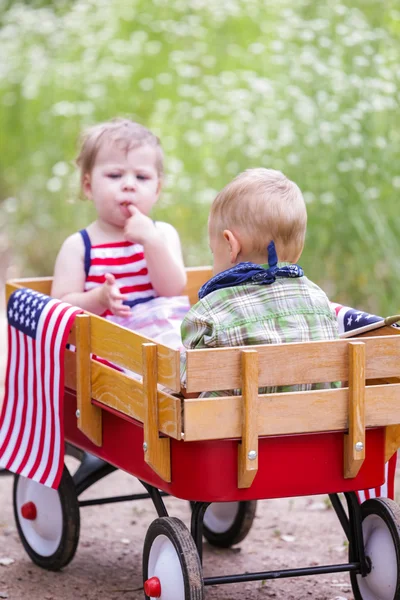 Two cute toddlers in the park — Stock Photo, Image