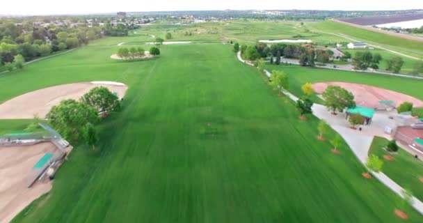 Campos de fútbol y béisbol en Village Greens Park — Vídeos de Stock