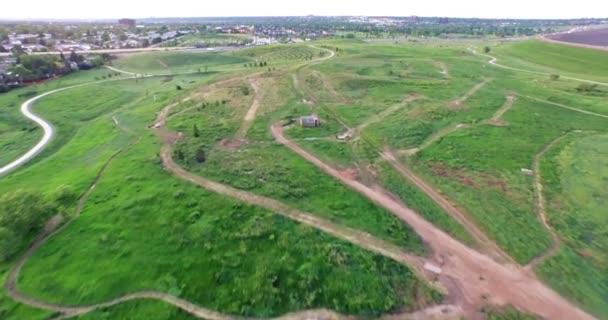 Köy yeşil park futbol ve beyzbol alanlar — Stok video