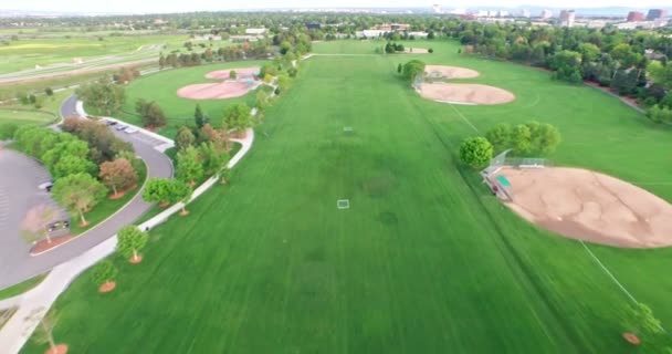 Campos de fútbol y béisbol en Village Greens Park — Vídeo de stock