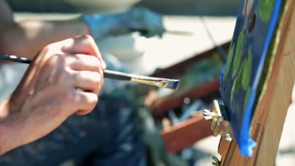 Mano de un artista pintando al aire libre — Vídeos de Stock