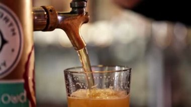 Fıçı bira barda yağıyor barmen.