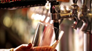 Fıçı bira barda yağıyor barmen.