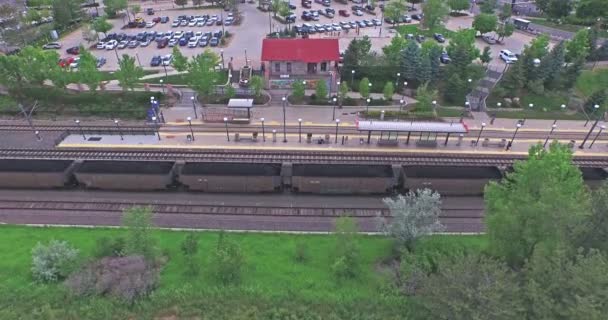 Şehir merkezinde Littleton hafif raylı sistem istasyonu havadan görünümü. — Stok video