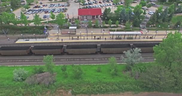 Flygfoto över Downtown Littleton pendeltågsstationen. — Stockvideo