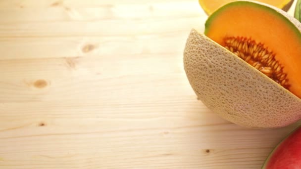 Variété de melons bio tranchés — Video