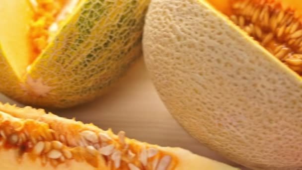 Verschiedene Bio-Melonen in Scheiben geschnitten — Stockvideo