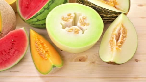 Verschiedene Bio-Melonen in Scheiben geschnitten — Stockvideo