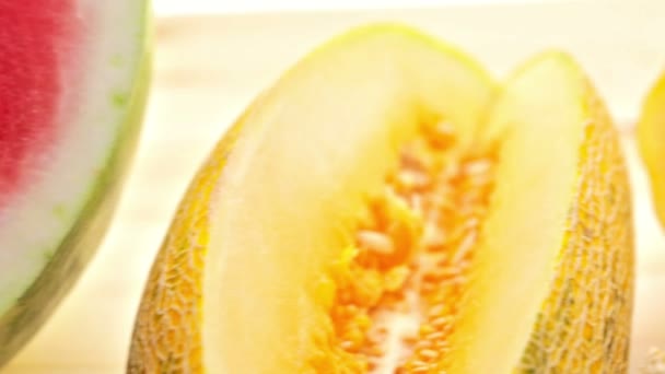 Verschiedene Bio-Melonen in Scheiben geschnitten — Stockvideo