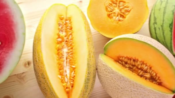 Verschiedene Bio-Melonen in Scheiben geschnitten — Stockvideo