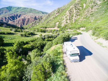 Kamyonet ve karavan Güney Kanyonu dere kenarında park etmiş.