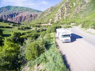 Kamyonet ve karavan Güney Kanyonu dere kenarında park etmiş.