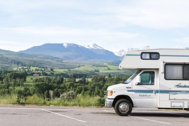 Kamyonet ve karavan parket I70 yakınındaki scienic manzaraya.