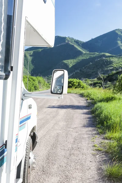 Karavan parkuje na straně Jižní Canyon Creek — Stock fotografie