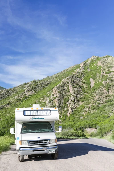 Motorhome parked on the side of South Canyon Creek — Stock Photo, Image