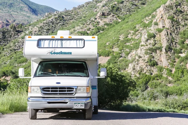 Kamyonet ve karavan Güney Kanyonu dere kenarında park etmiş. — Stok fotoğraf