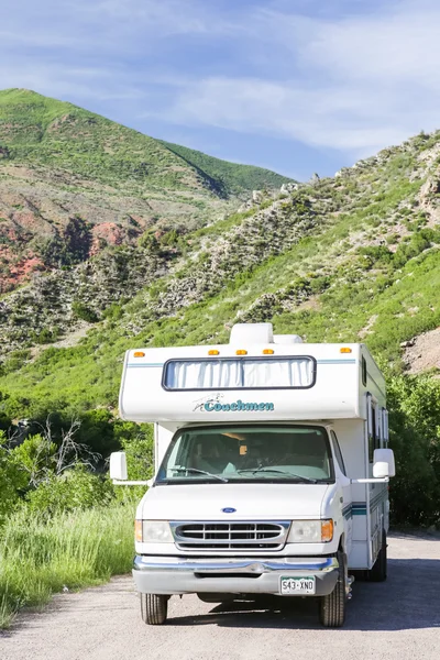 Motorhome parked on the side of South Canyon Creek — Stock Photo, Image