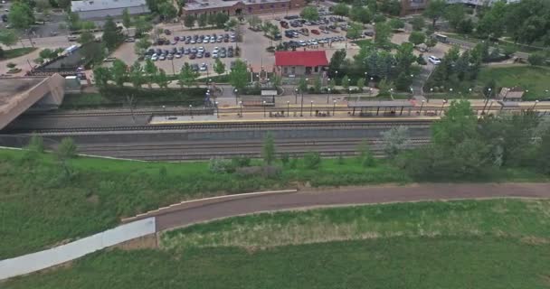 Flygfoto över Downtown Littleton pendeltågsstationen. — Stockvideo