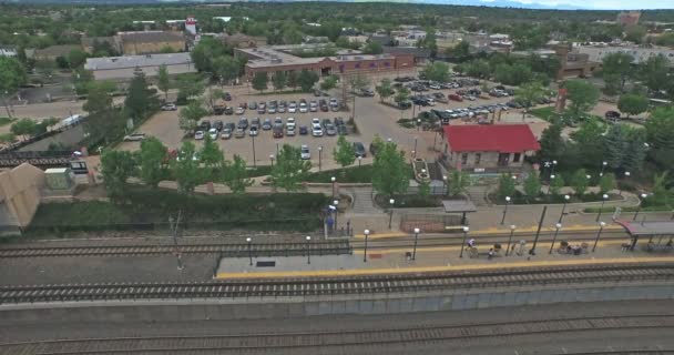 Luftaufnahme des Stadtbahnhofs Littleton in der Innenstadt. — Stockvideo