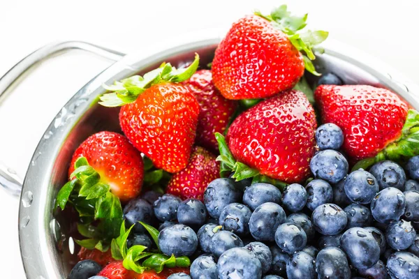 Colander with washed organic berries. — Stock Photo, Image