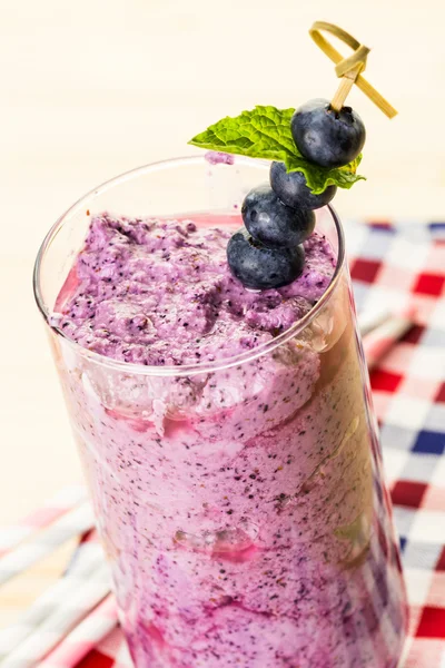 Smoothie Blueberrie feito com mirtilos orgânicos frescos — Fotografia de Stock