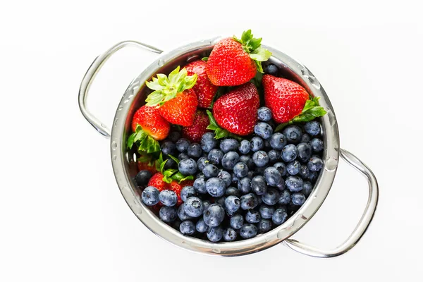 Colander with washed organic berries. — Stock Photo, Image