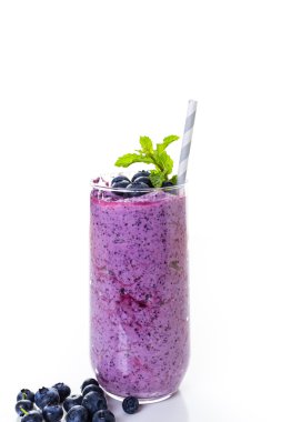 Taze organik yaban mersini ile yapılan Blueberrie güler yüzlü