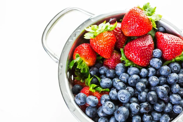 Sieb mit gewaschenen Bio-Beeren. — Stockfoto