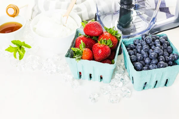 Ingredients for smoothie with plain yogurt and berries — Stock Photo, Image