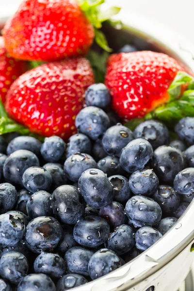 Colander with washed organic berries. — Stock Photo, Image