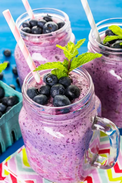 Färska ekologiska blueberry smoothie — Stockfoto