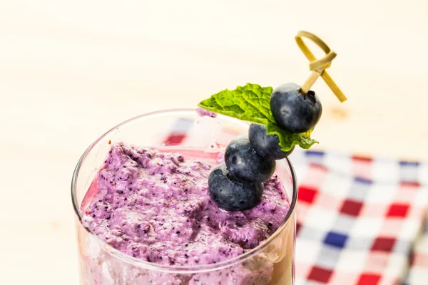 Taze organik blueberry smoothie — Stok fotoğraf