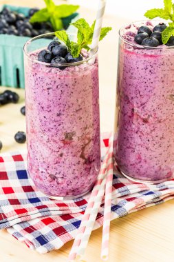 Taze organik yaban mersini ile yapılan blueberry smoothie