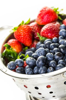 Kevgir yıkanmış organik çilek ile.