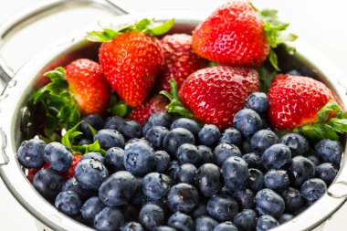 Kevgir yıkanmış organik çilek ile.