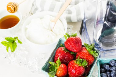 Sade yoğurt ile güler yüzlü yapmak için malzemeler