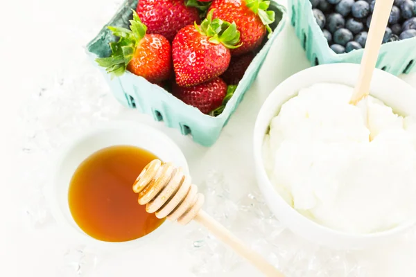 Składniki na koktajl z jogurtu i jagody — Zdjęcie stockowe