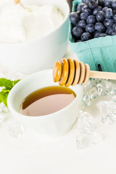 Ingredients for smoothie with plain yogurt and berries — Stockfoto