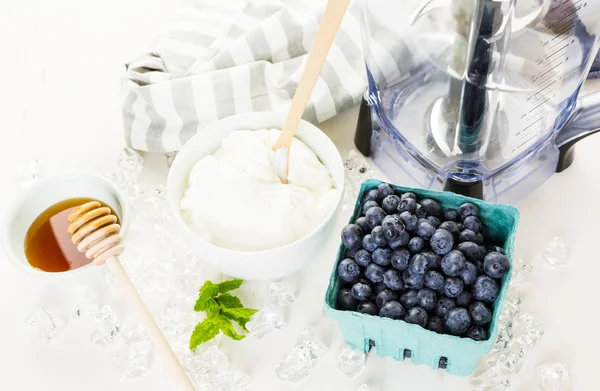 Ingredientes para smoothie com iogurte simples e bagas — Fotografia de Stock