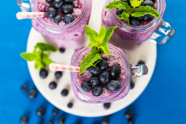 Färska ekologiska blueberry smoothie — Stockfoto