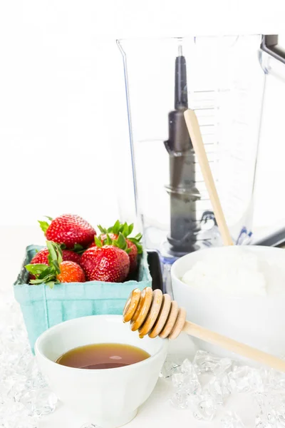 Ingredients for smoothie with plain yogurt and berries — Stock Photo, Image