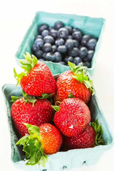 Verse biologische aardbeien en bosbessen — Stockfoto