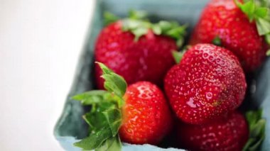 Taze organik çilek ve yaban mersini