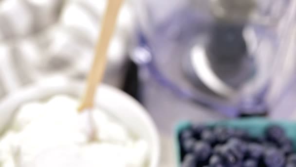 Ingredientes para batido con yogur natural y bayas — Vídeos de Stock