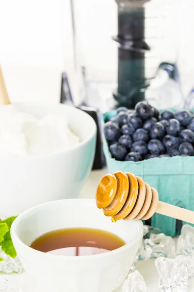 Ingredientes para batido con yogur natural y bayas —  Fotos de Stock
